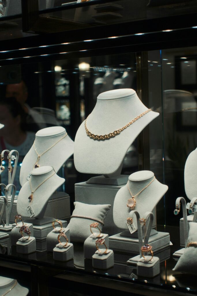 mostrador con collares de oro