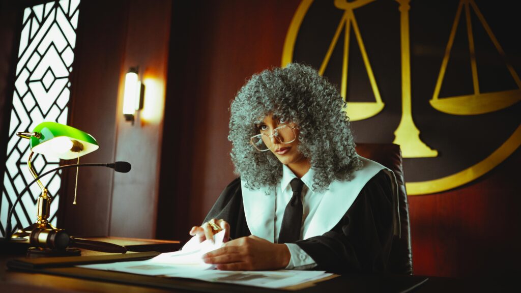 Jueza dictaminando sobre la legalidad del Bitcoin en Ecuador 2026